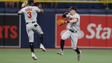 Jorge Mateo (3) celebra con Austin Hays (derecha) de los Orioles de Baltimore celebran su victoria ante los Rays de Tampa Bay, el domingo 23 de julio de 2023, en St. Petersburg, Florida. (AP Foto/Scott Audette)