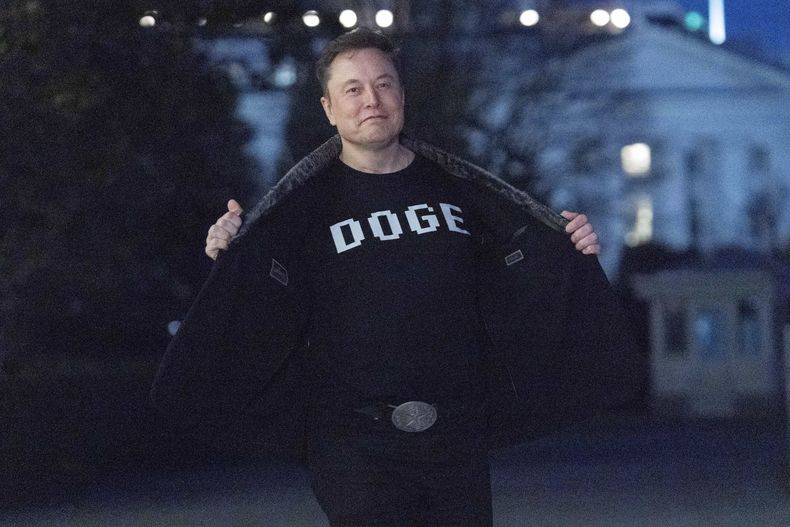 Elon Musk muestra una camiseta con las letras DOGE, que son las siglas en inglés del Departamento de Eficiencia que dirige, en la Casa Blanca, Washington, el domingo 9 de marzo de 2025. (AP Foto/Jose Luis Magana)