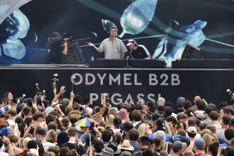 La gente escucha a Odymel y Pegassi actuando en el festival de música Tomorrowland en Boom, Bélgica, el viernes 18 de julio de 2025, dos días después de que un gran incendio el miércoles dañara gravemente el escenario principal. (Foto AP/Omar Havana)