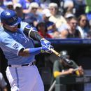 Salvador Pérez, de los Reales de Kansas City, pega jonrón ante los Atléticos de Oakland, el domingo 7 de mayo de 2023, en Kansas City, Missouri. (AP Foto/Reed Hoffmann)