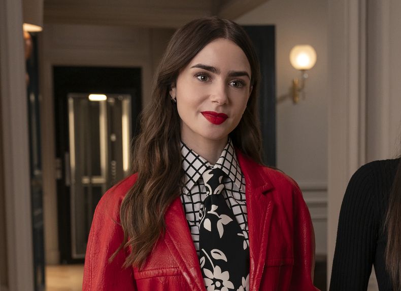 En esta imagen proporcionada por Netflix, Lily Collins en una escena de Emily en París. (Stephanie Branchu/Netflix vía AP)