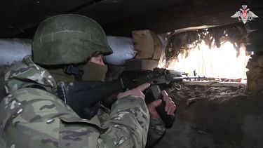 En esta imagen, tomada de un video distribuido por el Ministerio de Defensa de Rusia el 24 de octubre de 2024, un soldado ruso apunta desde un búnker en la región fronteriza rusa de Kursk. (Oficina de prensa del Ministerio de Defensa de Rusia vía AP)