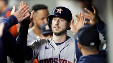 Kyle Tucker, de los Astros de Houston, es felicitado en la cueva luego de anotar ante los Marineros de Seattle, el viernes 5 de mayo de 2023 (AP Foto/Lindsey Wasson)