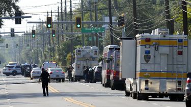 Agentes de distintas corporaciones acuden al lugar donde se reportó un tiroteo en una tienda de la cadena Dollar General, el sábado 26 de agosto de 2023, en Jacksonville, Florida. (AP Foto/John Raoux)