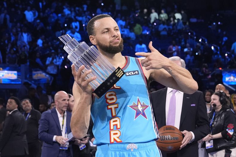 Stephen Curry, de los Warriors de Golden State, sostiene el trofeo de Jugador Más Valioso del Juego de Estrellas, el domingo 16 de febrero de 2025, en San Francisco. (AP Foto/Godofredo A. Vásquez)