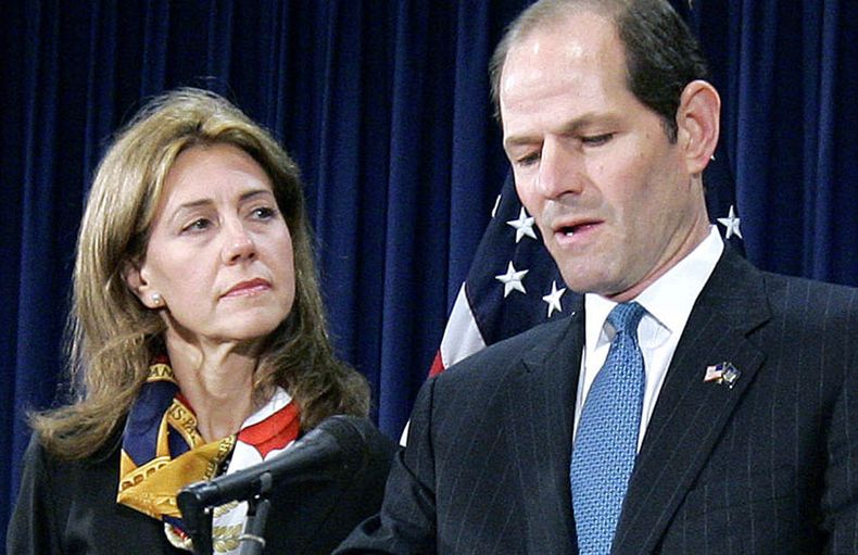 El gobernador de Nueva York Eliot Spitzer anuncia su renuncia tras un esc&aacute;ndalo por prostituci&oacute;n acompa&ntilde;ado de su esposa Silda, el 12 de marzo de 2008. Spitzer y la que fue su esposa m&aacute;s de dos d&eacute;cadas anunciaron su sepa
