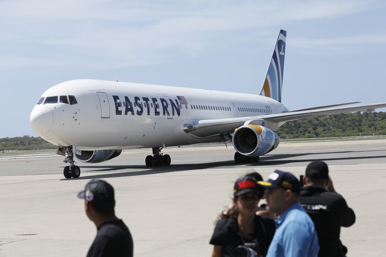 Un avión de Eastern Airlines llega con migrantes venezolanos deportados de Estados Unidos al Aeropuerto Internacional Simón Bolívar en Maiquetía, Venezuela, el domingo 30 de marzo de 2025. (Foto AP/Cristian Hernández)