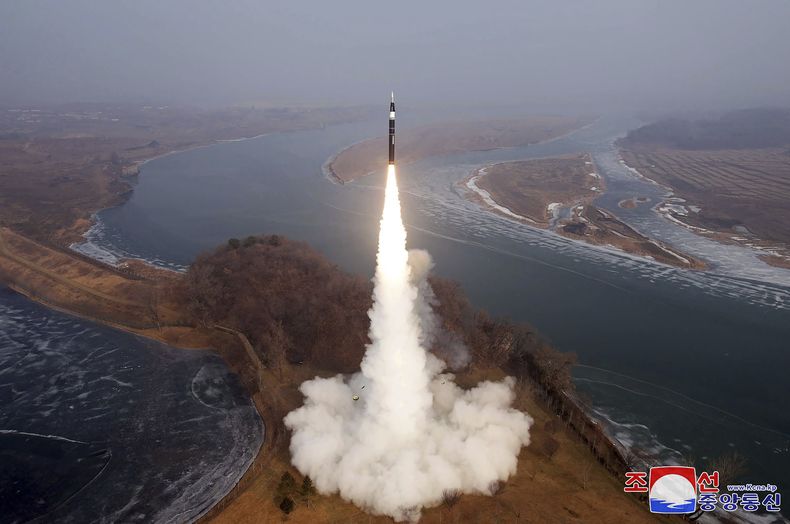 Esta foto suministrada por el gobierno de Corea del Norte muestra lo que dice es un disparo de ensayo de un nuevo tipo de misil balístico hipersónico de alcance intermedio en un lugar no difundido de Corea del Norte el lunes 6 de enero de 2025. La marca de agua en coreano son las siglas de la Agencia Central de Noticias de Corea. (Agencia Central de Noticias de Corea/Korea News Service vía AP)