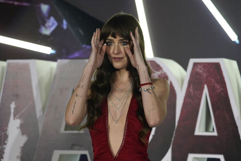La actriz Dakota Johnson posa en la alfombra roja de la película Madame Web, en la Ciudad de México el martes 13 de febrero de 2024. (Foto AP/Marco Ugarte)
