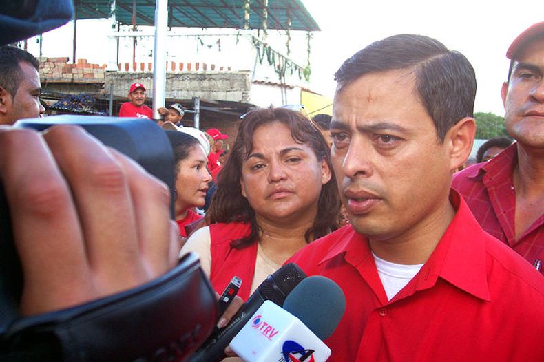 El abogado Carlos Ramírez López aseguró este martes que el ex gobernador venezolano, Rafael Isea se entregó a la DEA y se encuentra bajo estatus de testigo protegido. Así lo dijo vía Twitter. ?Se ha entregado a la DEA, y actualmente es testigo protegido,