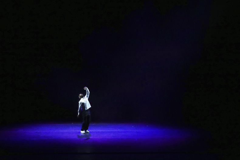 Lil Buck durante su presentación en la gala de danza Despertares en el Auditorio Nacional de la Ciudad de México, el sábado 30 de agosto de 2025. (Foto AP/Eduardo Verdugo)