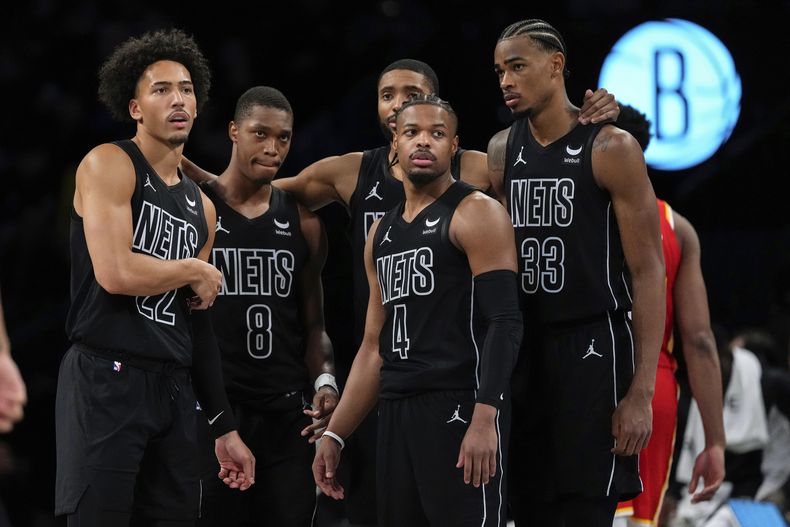Jalen Wilson (22) de los Nets de Brooklyn, se reúne con sus compañeros durante el segundo medio del partido del jueves 29 de febrero de 2024, ante los Hawks de Atlanta (AP Foto/Frank Franklin II)
