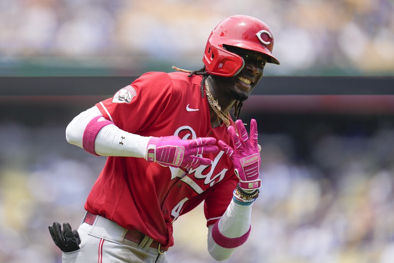 Elly De La Cruz (44), de los Rojos de Cincinnati, reacciona después de batear cuadrangular durante la segunda entrada del juego de béisbol en contra de los Dodgers de Los Ángeles, en Los Ángeles, el domingo 30 de julio de 2023. (AP Foto/Ashley Landis)