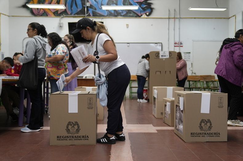 Una mujer emite su voto durante las elecciones legislativas en Bogotá, Colombia, el domingo 8 de marzo de 2026. (AP Foto/Fernando Vergara)