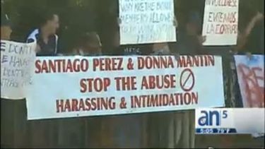 americateve | Residentes de un gigantesco complejo de condominios en el noreste de Miami-Dade protagonizaron una airada protesta contra la asociación del lugar.