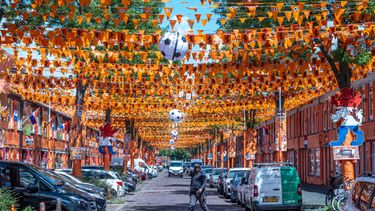 La calle Marktweg en la La Haya, en los Países Bajos decorada con banderas naranjas y demás aditamentos para celebrar a la selección de su país durante la Copa Mundial en foto del martes 9 de junio del 2026. (AP Foto/Patrick Post)