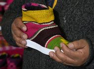 boliviano rescata tejidos andinos y los convierte en zapatos