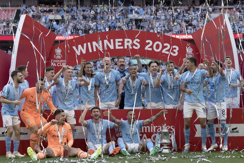 Jugadores de Manchester City celebran después de ganar la FA Cup en juego entre Manchester City y Manchester United en el estadio Wembley, en Londres, el sábado 3 de junio de 2023. (AP Foto/Jon Super)