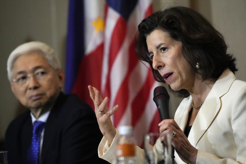 La secretaria de Comercio de Estados Unidos, Gina Raimondo (d), al lado del secretario de Comercio e Industria de las Filipinas Alfredo Pascual en Paranaque, Filipinas, el 11 de marzo de 2024. (Foto AP/Aaron Favila)
