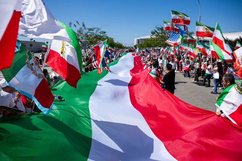 Manifestantes portan una bandera gigante de Irán, el domingo 7 de junio de 2026, en Inglewood, California (AP Foto/Benjamin Hanson)