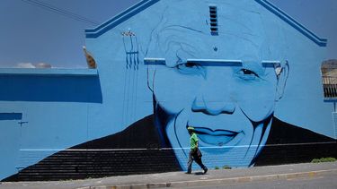 americateve | Esta fotograf&iacute;a muestra un mural del ex presidente Nelson Mandela en Ciudad del Cabo, Sud&aacute;frica, el martes 18 de noviembre del 2013. (Foto AP/Masixole Feni)
