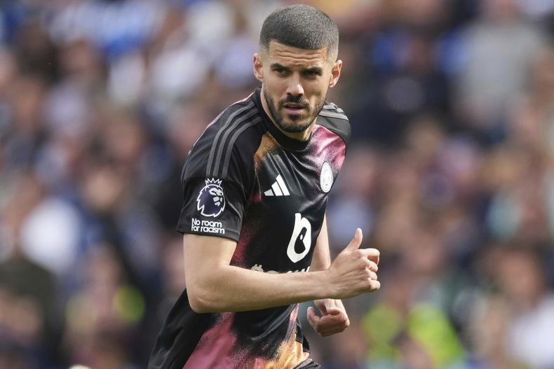 ARCHIVO - Conor Coady, del Leicester, corre para posicionarse durante el partido de fútbol de la Liga Premier inglesa entre el Brighton and Hove Albion y el Leicester City, en el American Express Stadium en Brighton, Inglaterra, el sábado 12 de abril de 2025. (AP Photo/Dave Shopland, Archivo)