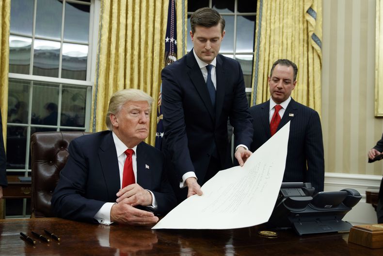 AMN-GEN_TRUMP-RENUNCIA_ASESOR-0.jpg