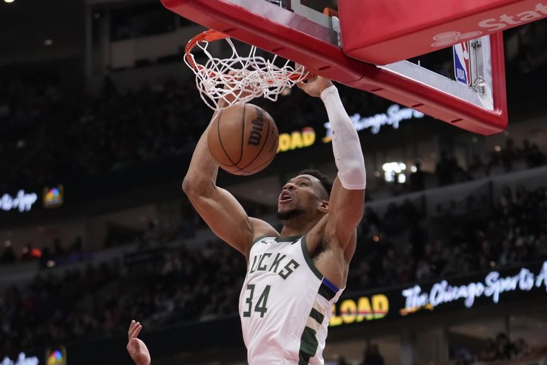 Giannis Antetokounmpo, de los Bucks de Milwaukee, realiza una clavada frente a los Bulls de Chicago, en el duelo del viernes 1 de marzo de 2024 (AP Foto/Charles Rex Arbogast)