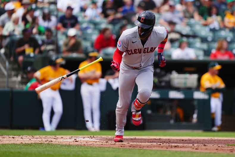 Ángel Martínez, de los Guardianes de Cleveland, comienza a correr después de conectar un sencillo en la tercera entrada de un partido de béisbol contra los Atléticos, el sábado 2 de mayo de 2026, en West Sacramento, California. (AP Foto/Alan Greth)