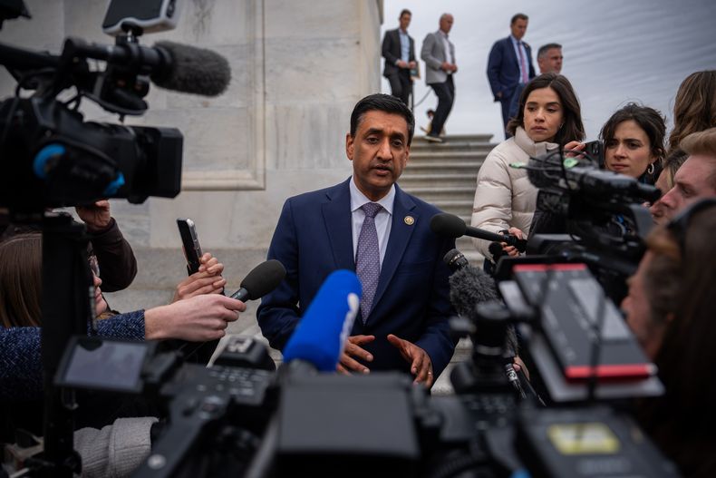 El representante demócrata Ro Khanna habla con los periodistas en las escaleras del Capitolio de Estados Unidos tras votar a favor de la Ley de Transparencia de los Archivos Epstein, el martes 18 de noviembre de 2025, en Washington. (AP Foto/Julia Demaree Nikhinson)