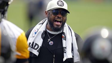 Mike Tomlin, entrenador en jefe de los Steelers de Pittsburgh, grita instrucciones durante una práctica en Pittsburgh, el miércoles 22 de mayo de 2024. Tomlin recibió una extensión de contrato por tres años el lunes 10 de junio de 2024. (AP Foto/Gene J. Puskar)