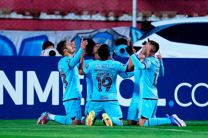 Robson Tome de Araujo del Bolivar celebra tras abrir el marcador ante el Fluminense en la Copa Libertadores el jueves 30 de abril del 2026. (AP Foto/Juan Karita)