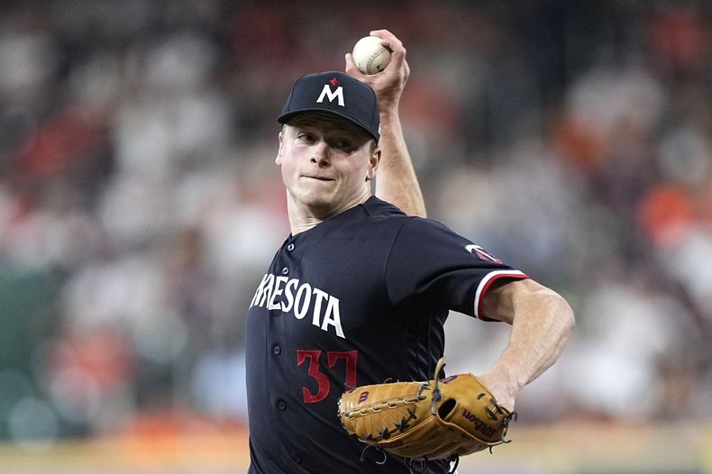 Louie Varland, abridor de los Mellizos de Minnesota, hace un lanzamiento en el juego del miércoles 31 de mayo de 2023, ante los Astros de Houston (AP Foto/David J. Phillip)
