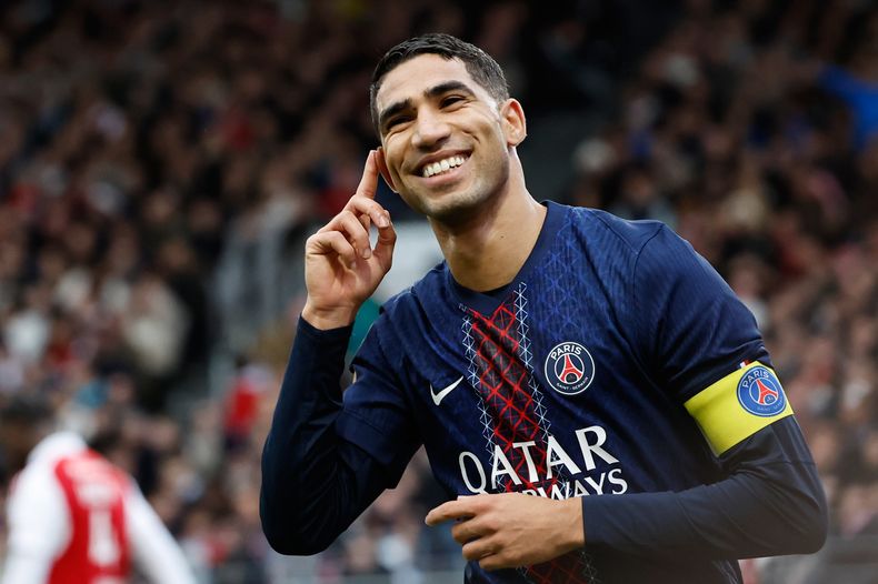 Achraf Hakimi del Paris Saint-Germain celebra tras anotar el segundo gol de su equipo ante el Brest en la liga francesa el sábado 25 de octubre del 2025. (AP Foto/Jeremias Gonzalez)