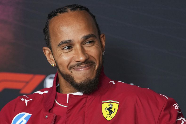 El piloto británico de Ferrari, Lewis Hamilton, reacciona durante una conferencia de prensa de pilotos antes del Gran Premio de Australia de Fórmula Uno en Albert Park, en Melbourne, Australia, el jueves 13 de marzo de 2025. (AP Foto/Heath McKinley)