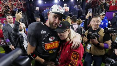 Travis Kelce se impone a su hermano mayor en el Super Bowl
