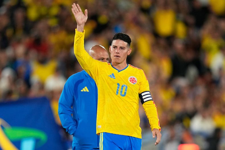ARCHIVO - El volante colombiano James Rodríguez celebra la victoria ante Costa Rica al final de un partido amistoso, el lunes 1 de junio de 2026, en Bogotá. (AP Foto/Fernando Vergara)