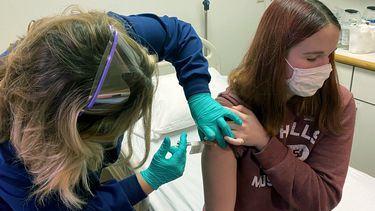 Vacuna de Pfizer es 100% efectiva en adolescentes