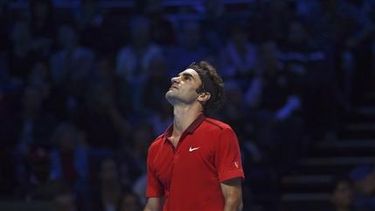 americateve | Roger Federer se retiró de la Copa Masters a menos de una hora de sostener un duelo en la final ante Novak Djokovic, lo que otorga un tercer título consecutivo al serbio cabeza de serie y propina un potencial golpe a las ambiciones de Suiza en Copa Davis.