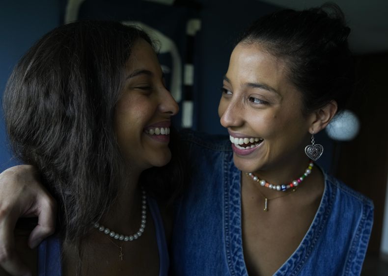 Las gemelas Valeria, izquierda, y Valentina del dúo colombiano Vale ríen durante una entrevista en la Ciudad de México el miércoles 26 de abril de 2023. Vale reveló las inspiraciones de su álbum debut “A contraluz, el cual incluye canciones compuestas durante su adolescencia y otras creadas en colaboración con otros artistas, incluyendo el legendario Elvis Costello. (Foto AP/Fernando Llano)