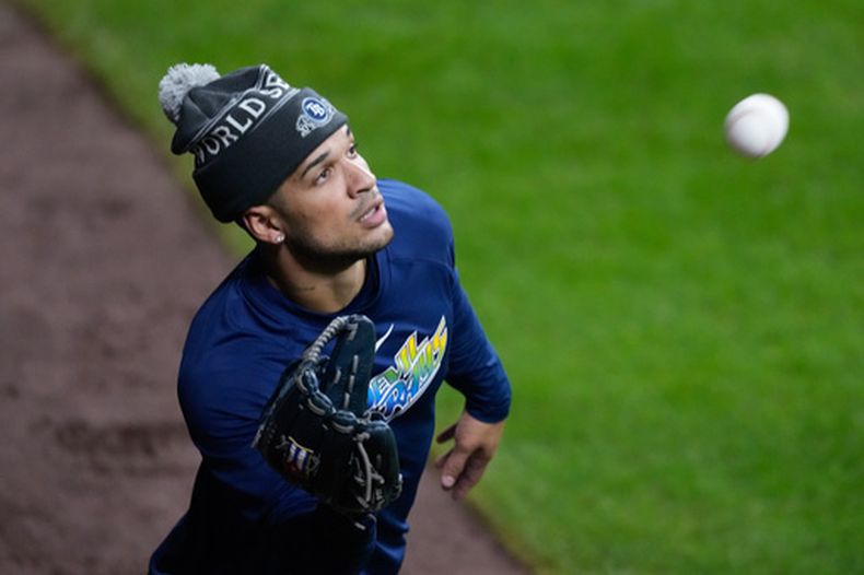 El cubano Víctor Mesa Jr., de los Rays de Tampa Bay, atrapa una pelota en el día de prensa de la Serie Mundial, el jueves 22 de octubre de 2026, en Milwaukee (AP Foto/David J. Phillip)