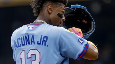 Ronald Acuña Jr., de los Bravos de Atlanta, se acomoda el casco mientras está parado en la tercera base contra los Piratas de Pittsburgh durante la primera entrada de un partido de béisbol, el sábado 6 de junio de 2026, en Atlanta. (Foto AP/Erik S. Lesser)