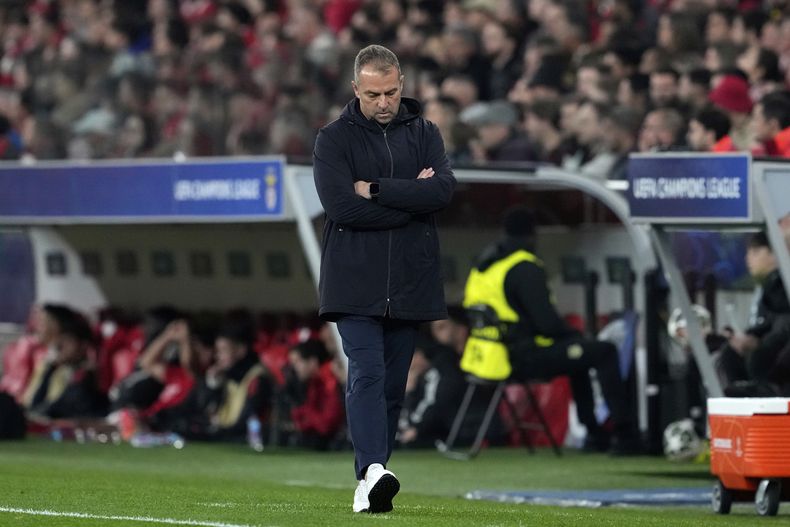 El técnico del Barcelona Hansi Flick durante el partido contra Benfica por los octavos de final de la Liga de Campeones, el miércoles 5 de marzo de 2025, en Lisboa. (AP Foto/Armando Franca)