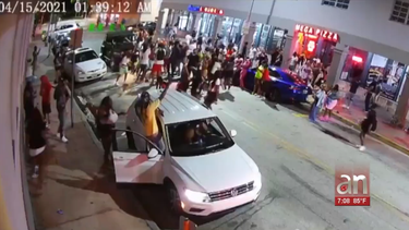 arrestan a un joven de 19 anos despues de enfrentarse con unos agentes de la policia de miami beach