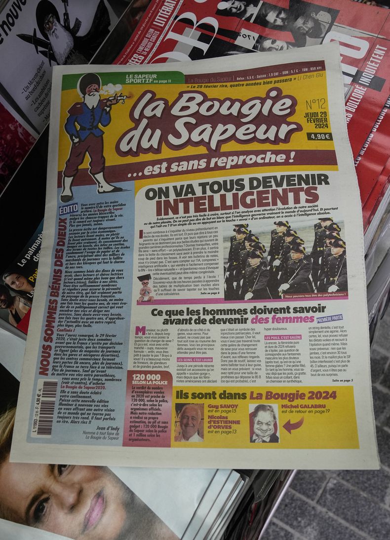 El diario satírico francés La Bougie du Sapeur en una tienda de periódicos en París, el jueves 29 de febrero de 2024. La Bougie du Sapeur sólo se publica cada 29 de febrero, es decir, en años bisiestos. Comenzó como una broma en 1980. (Foto AP/Michel Euler)