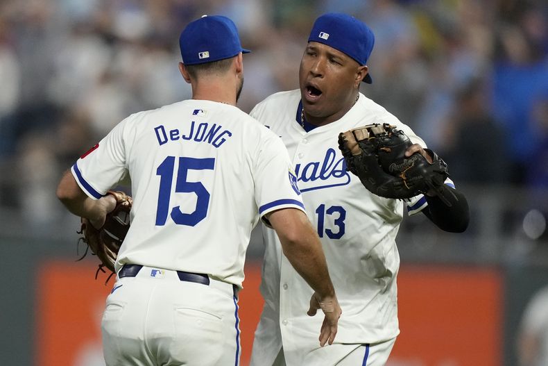 Paul DeJong y el venezolano Salvador Pérez, de los Reales de Kansas City, festejan la victoria sobre los Mellizos de Minnesota, el sábado 7 de septiembre de 2024 (AP Foto/Orlin Wagner)