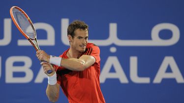 americateve | El brit&aacute;nico Andy Murray devuelve una pelota contra el franc&eacute;s Jo-Wilfried Tsonga en un torneo en Abu Dabi el jueves, 26 de diciembre de 2013. (AP Photo/Kamran Jebreili)