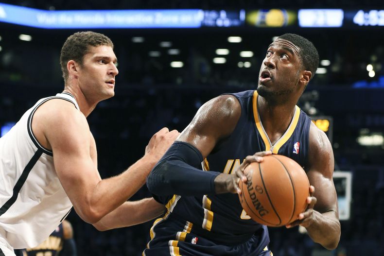Roy Hibbert (55), de los Pacers de Indiana, prepara un tiro frente a Brook L&oacute;pez (11), de los Nets de Brooklyn, en la primera mitad del juego del s&aacute;bado 9 de noviembre de 2013, en Nueva York. (Foto AP/John Minchillo)