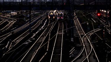 Dos trenes, fotografiados en el exterior de la estación central de Fráncfort, Alemania, el 9 de enero de 2024. (AP Foto/Michael Probst)