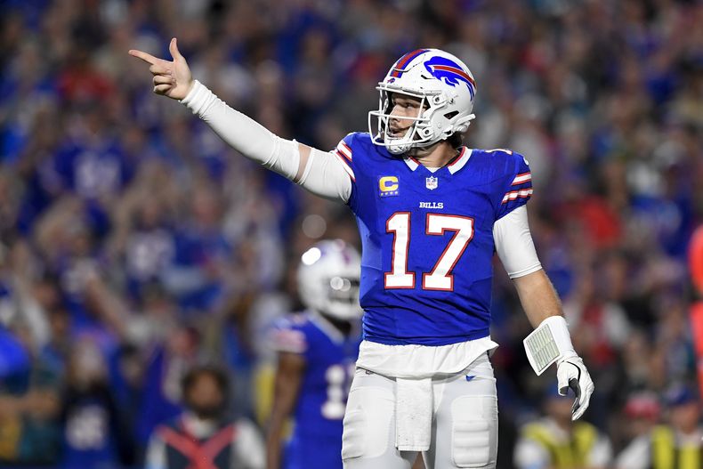 El quarterback de los Bills de Buffalo Josh Allen celebra un primero y diez en la primera mitad del partido ante los Jaguars de Jacksonville, el lunes 23 de septiembre de 2024, en Orchard Park, Nueva York. (AP Foto/Adrian Kraus)